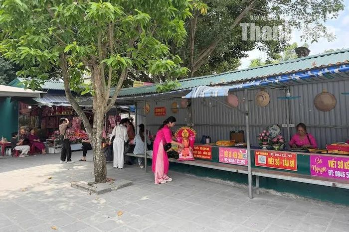 Khu vực viết sớ được sắp xếp ngăn nắp, đáp ứng nhu cầu thực hành tín ngưỡng của du khách.