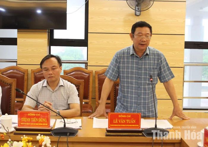Đại diện lãnh đạo phường Sầm Sơn giải trình một số nội dung tại hội nghị.
