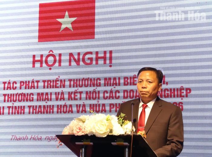 Ông Phút - Xay - Sinh - Khăm, Phó Giám đốc Sở Công thương tỉnh Hủa Phăn phát biểu tại hội nghị.