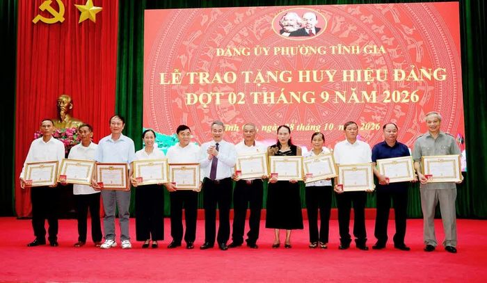 Bí thư Đảng ủy Trịnh Xuân Phú trao Huy hiệu Đảng cho các đảng viên.