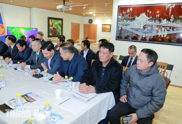Các thành viên Đoàn công tác tỉnh Thanh Hóa dự buổi tọa đàm.