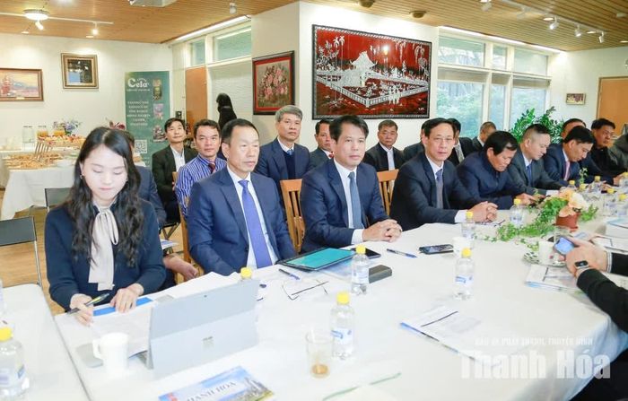 Các đồng chí lãnh đạo tỉnh và thành viên đoàn công tác tham dự buổi tọa đàm.
