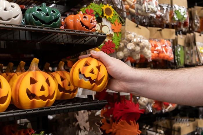 Các nhà bán lẻ năm nay đã trưng bày nhiều mẫu bí ngô Halloween kích thước nhỏ và giá rẻ. Ảnh: NRF