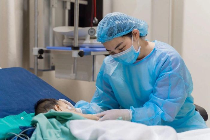 Điều trị cho bệnh nhi được ghép gan. Ảnh: Bộ Y tế.