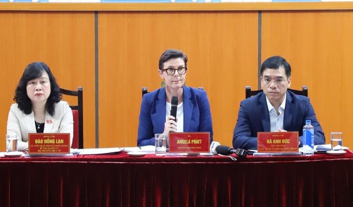 TS. Angela Pratt (giữa), Trưởng Đại diện Tổ chức Y tế Thế giới (WHO) tại Việt Nam, chia sẻ quan điểm về dự án Luật. Ảnh: Trần Minh.