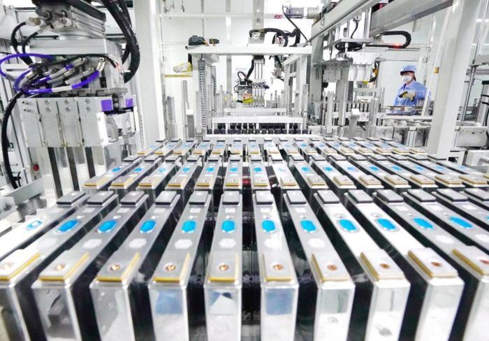 Dây chuyền sản xuất pin lithium phục vụ xe điện và hệ thống lưu trữ năng lượng đang trở thành trọng tâm của cuộc đua công nghiệp xanh tại Trung Quốc. Nguồn ảnh: Xinhua