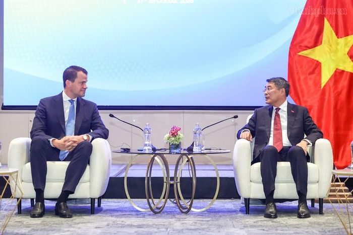 Thủ tướng Lê Minh Hưng tiếp ông Stephan Mergenthaler, Giám đốc điều hành Diễn đàn Kinh tế Thế giới (WEF) - Ảnh: chinhphu.vn/Nhật Bắc