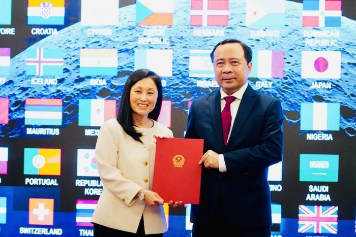 Bộ trưởng Khoa học và Công nghệ Vũ Hải Quân đại diện Việt Nam tiếp nhận văn kiện từ Đại sứ Mỹ tại Việt Nam. Ảnh: MST.