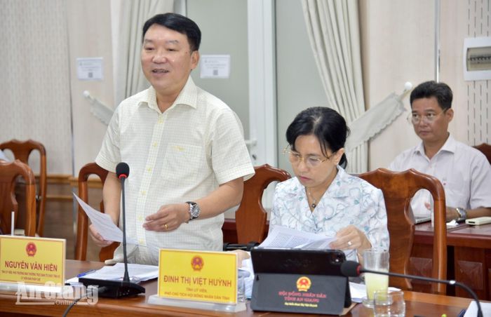 Phó Trưởng Ban Thường trực Ban Tổ chức Tỉnh ủy An Giang Nguyễn Văn Hiền thảo luận tại cuộc họp.