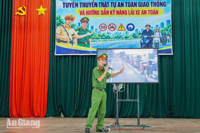 Công an xã đã tuyên truyền các nội dung trọng tâm liên quan đến pháp luật về trật tự, an toàn giao thông.