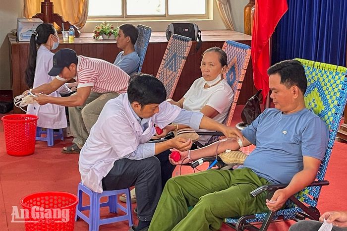 Công chức, viên chức và người dân trên địa bàn xã tham gia hiến máu tình nguyện.
