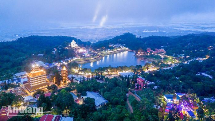 Lễ hội văn hóa Thiên Cấm Sơn lần I được tổ chức vào ngày 21, 22/11.