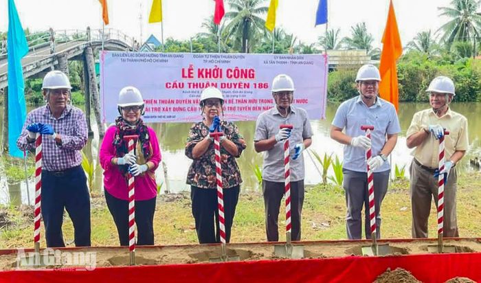 Đại biểu thực hiện nghi thức khởi công xây dựng cầu.