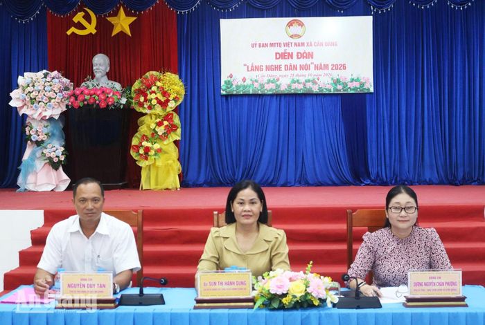 Lãnh đạo xã Cần Đăng tham dự diễn đàn “Lắng nghe dân nói”.