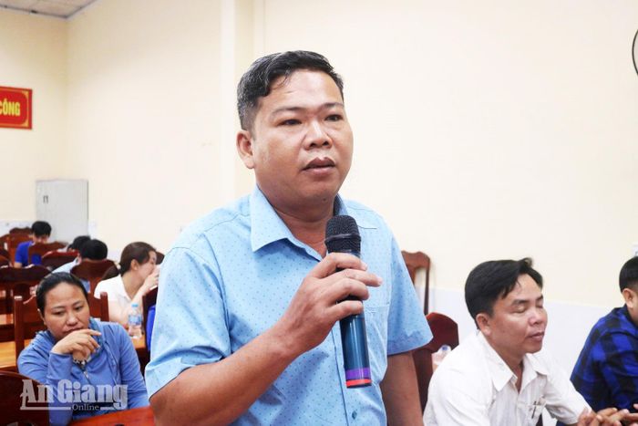 Người dân Cần Đăng nêu ý kiến kiến nghị tại diễn đàn.