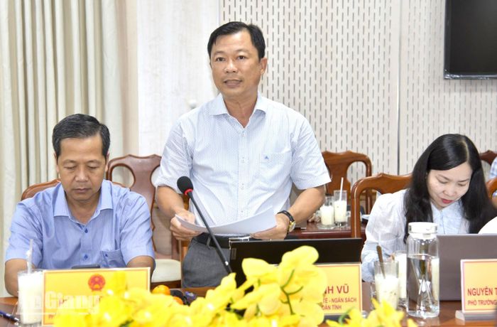 Đại diện Ban Kinh tế - Ngân sách HĐND tỉnh An Giang báo cáo tại phiên họp.