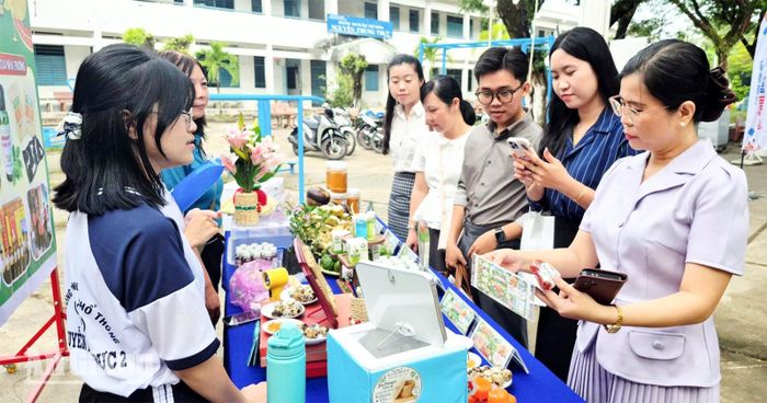 Sôi nổi các hoạt động trải nghiệm tại ngày hội.