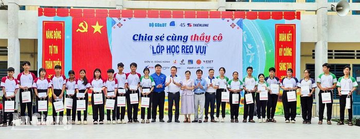 Trao tặng 20 suất học bổng cho học sinh.