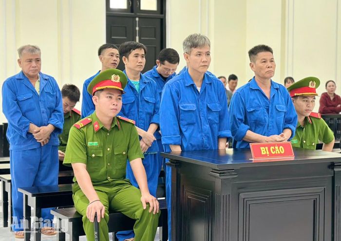 7 bị cáo tại phiên tòa xét xử sơ thẩm.