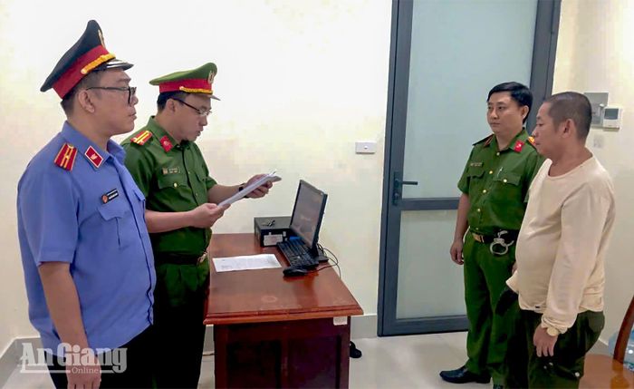 Tống đạt quyết định khởi tố bị can đối với Ngô Cẩm Nhung. Ảnh: NGỌC KHUÊ