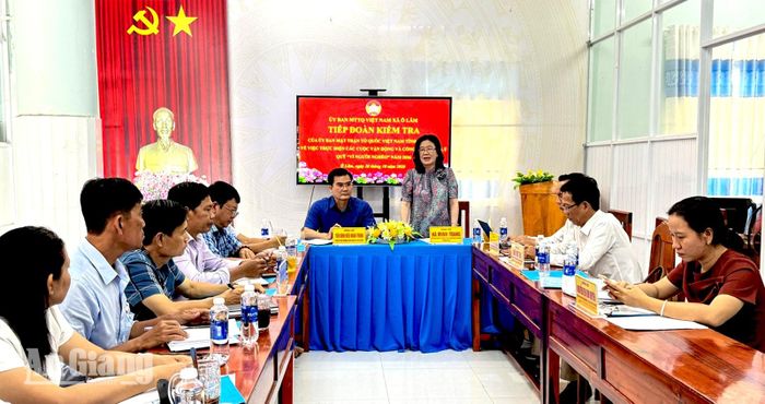 Phó Chủ tịch Ủy ban MTTQ Việt Nam tỉnh An Giang Hà Minh Trang làm việc với xã Ô Lâm.