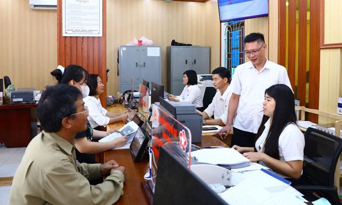  Lãnh đạo Đảng ủy phường Phượng Sơn kiểm tra, nắm bắt việc thực hiện nhiệm vụ của đội ngũ cán bộ. 