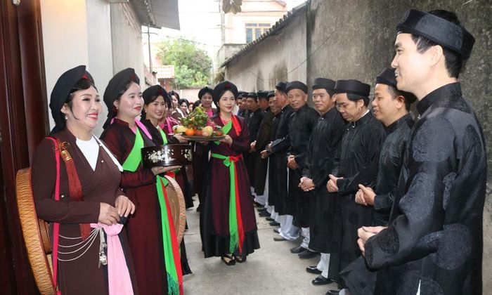 Anh hai Dương Đức Thắng (ngoài cùng bên phải) cùng các liền anh, liền chị quan họ phục dựng hình thức diễn xướng hát chúc, hát mừng.