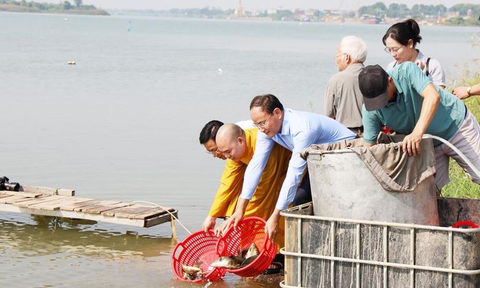Phó Giám đốc Sở Nông nghiệp và Môi trường thành phố Phí Thanh Bình tham gia phóng sinh cá chép xuống sông Đuống.