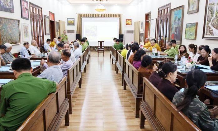 Các đại biểu nghe báo cáo viên Chi cục Kiểm lâm hướng dẫn quy trình cứu hộ, chăm sóc và tái thả đúng cách động vật hoang dã.