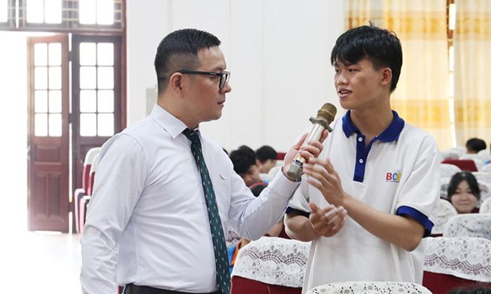  Thạc sĩ Lê Anh Tuấn trao đổi trực tiếp với sinh viên về kỹ năng xin việc. 