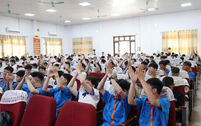  Các sinh viên hào hứng tham gia chương trình tập huấn. 