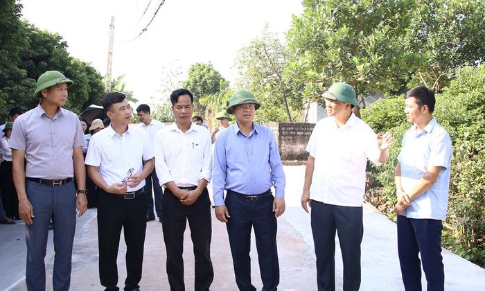 Phó Chủ tịch UBND thành phố Phan Thế Tuấn kiểm tra việc thực hiện Nghị quyết số 15 tại xã Yên Thế.