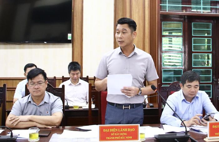 Ông Đinh Phan Đại, Phó Giám đốc Sở Xây dựng trao đổi về các giải pháp đẩy nhanh tiến độ cứng hóa, mở rộng đường giao thông.