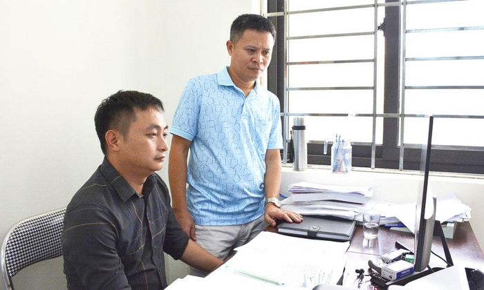 Đồng chí Nguyễn Văn Chung (áo đen), Phòng Kinh tế, Hạ tầng và Đô thị, UBND phường Bồng Lai thẩm định dự án trên địa bàn.