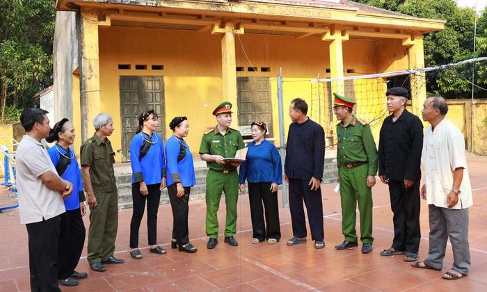 Cán bộ Công an xã Xuân Lương tuyên truyền pháp luật cho người dân các bản Trại Sông, Ven.