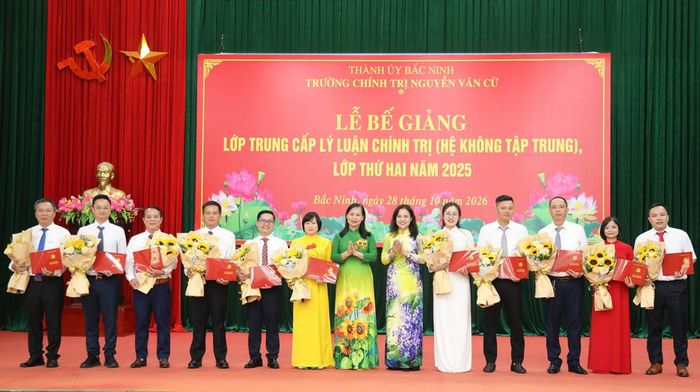 Các học viên nhận bằng tốt nghiệp.