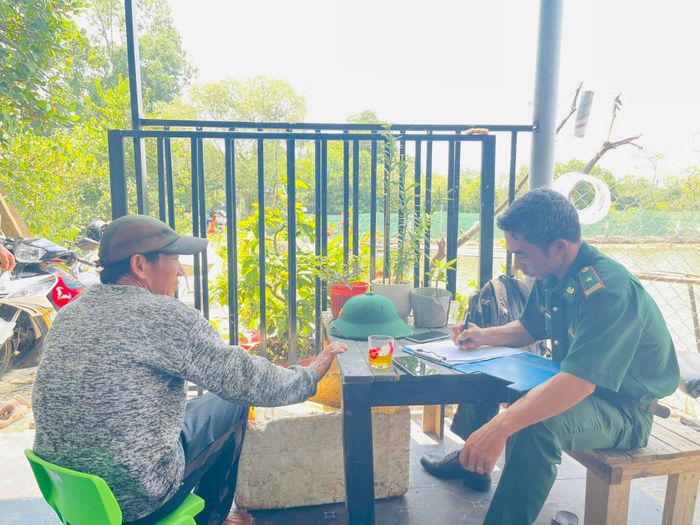 Đồn Biên phòng Tam Thanh lập biên bản xử phạt đối tượng sử dụng kích điện để khai thác thủy sản trái phép. Ảnh: Đồn Biên phòng Tam Thanh