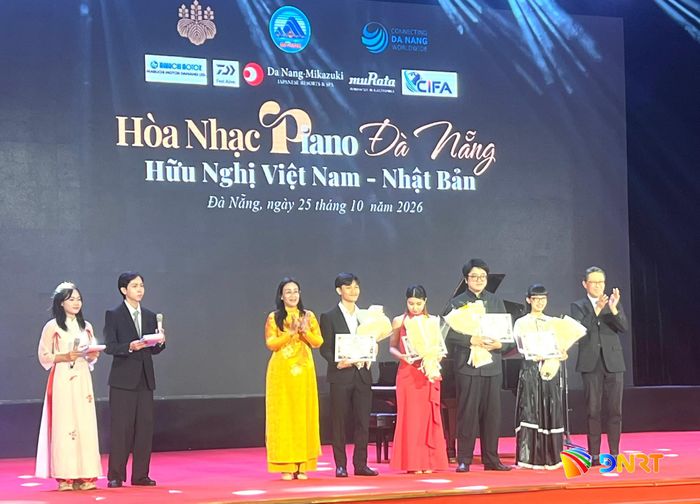 Phó Chủ tịch UBND thành phố Nguyễn Thị Anh Thi (thứ 3, bên trái sang) và Tổng lãnh sự Nhật Bản tại Đà Nẵng Mori Takero (ngoài cùng bên phải) tặng hoa cho các nghệ sĩ và tài năng trẻ trong đêm biểu diễn. Ảnh: DUYÊN ANH
