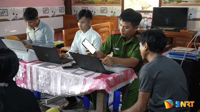 Cán bộ xã Trà Tập hướng dẫn người dân sử dụng VNeID. Ảnh: THIỆN TÙNG