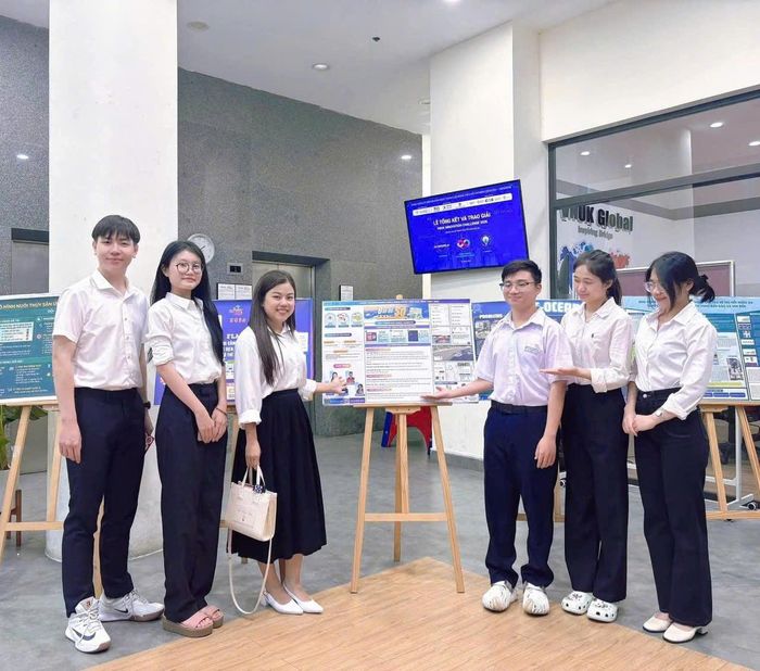 Các học sinh Trường THPT Sơn Trà và THPT Quang Trung xây dựng bản đồ số góp phần quảng bá văn hóa, du lịch và hỗ trợ quản lý đô thị thành phố. Ảnh: NVCC