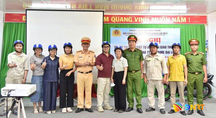 Tặng mũ bảo hiểm cho công nhân Công ty Cổ phần Prime Đại Lộc. Ảnh: CÔNG TÚ