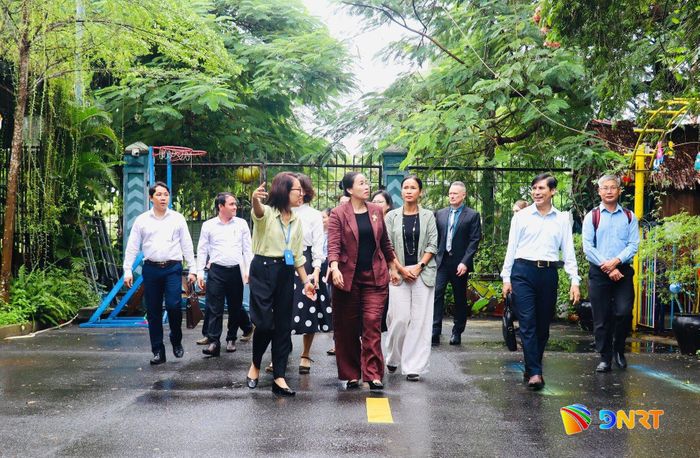 Phó Chủ tịch UBND thành phố Nguyễn Thị Anh Thi (hàng đầu, thứ 2 từ trái sang) kiểm tra thực tế tại Trường Quốc tế Hội An. Ảnh: QUỐC TUẤN