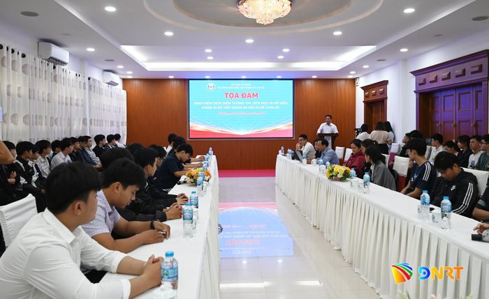 Buổi tọa đàm thu hút sự quan tâm của đông đảo sinh viên nhà trường. Ảnh: KHÁNH LINH
