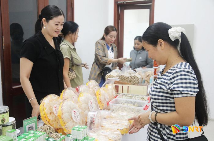 Các đại biểu tham quan các gian hàng sản phẩm OCOP do phụ nữ làm chủ. Ảnh: ĐẮC MẠNH
