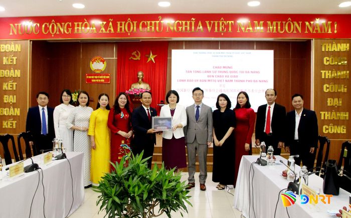 Ban Thường trực Ủy ban MTTQ Việt Nam thành phố chụp hình lưu niệm với đoàn công tác Tổng Lãnh sự Trung Quốc tại Đà Nẵng. Ảnh: TRỌNG HUY