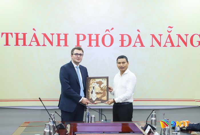 Phó Chủ tịch Thường trực UBND thành phố Hồ Kỳ Minh (bên phải) tặng quà lưu niệm ông Stanislav Pozhanov. Ảnh: NGỌC PHÚ