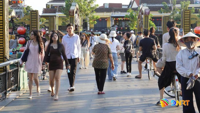 Khách quốc tế tham quan phố cổ Hội An cuối tháng 10/2026. Ảnh: QUỐC TUẤN