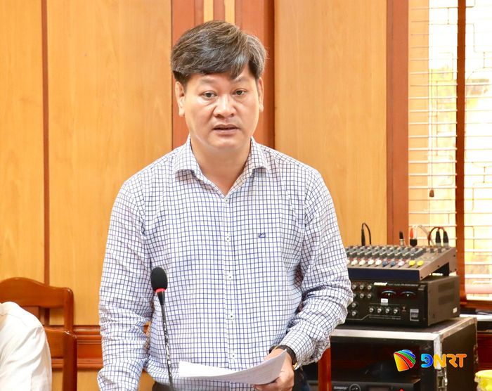 Chủ tịch UBND phường Hội An Nguyễn Tấn Cường báo cáo tại buổi làm việc. Ảnh: QUỐC TUẤN