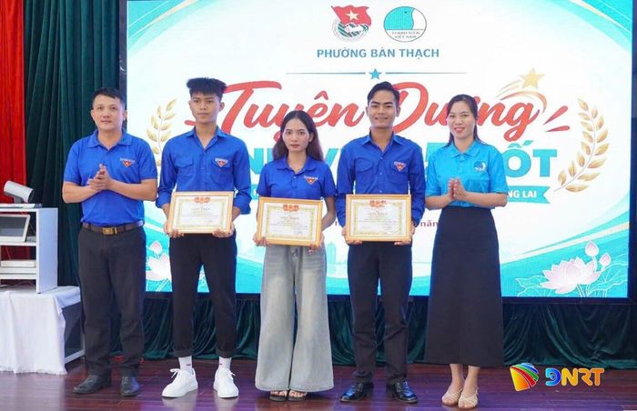 Đoàn phường Bàn Thạch tuyên dương 3 đoàn viên, thanh niên đạt danh hiệu “Sinh viên 5 tốt” cấp phường. Ảnh: N.D
