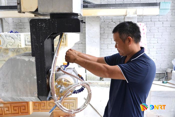 Hoạt động sản xuất tại Công ty TNHH Sản xuất và kinh doanh đá mỹ nghệ Cao Trang Đà Nẵng. Ảnh: MAI QUẾ
